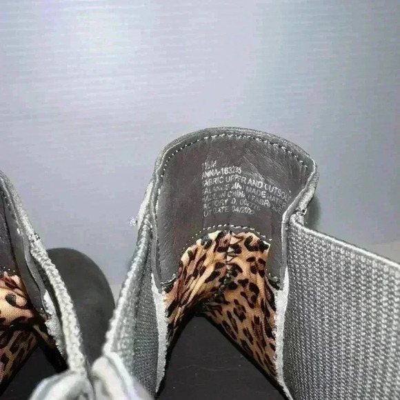 Maurice’s Smokey Grey Ankle Bootie with Zippers on the back. Women’s Size 7 1/2. - Picture 8 of 13